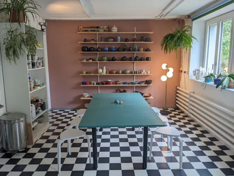 TeM Keramik-Atelier mit Arbeitstisch