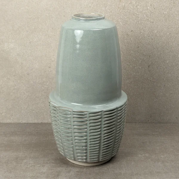 Helle, moderne Keramikvase mit Struktur vorne